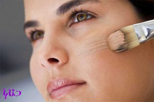 how to apply foundation 200 300x200 - 4 ویژگی کرم پودر فول کاور